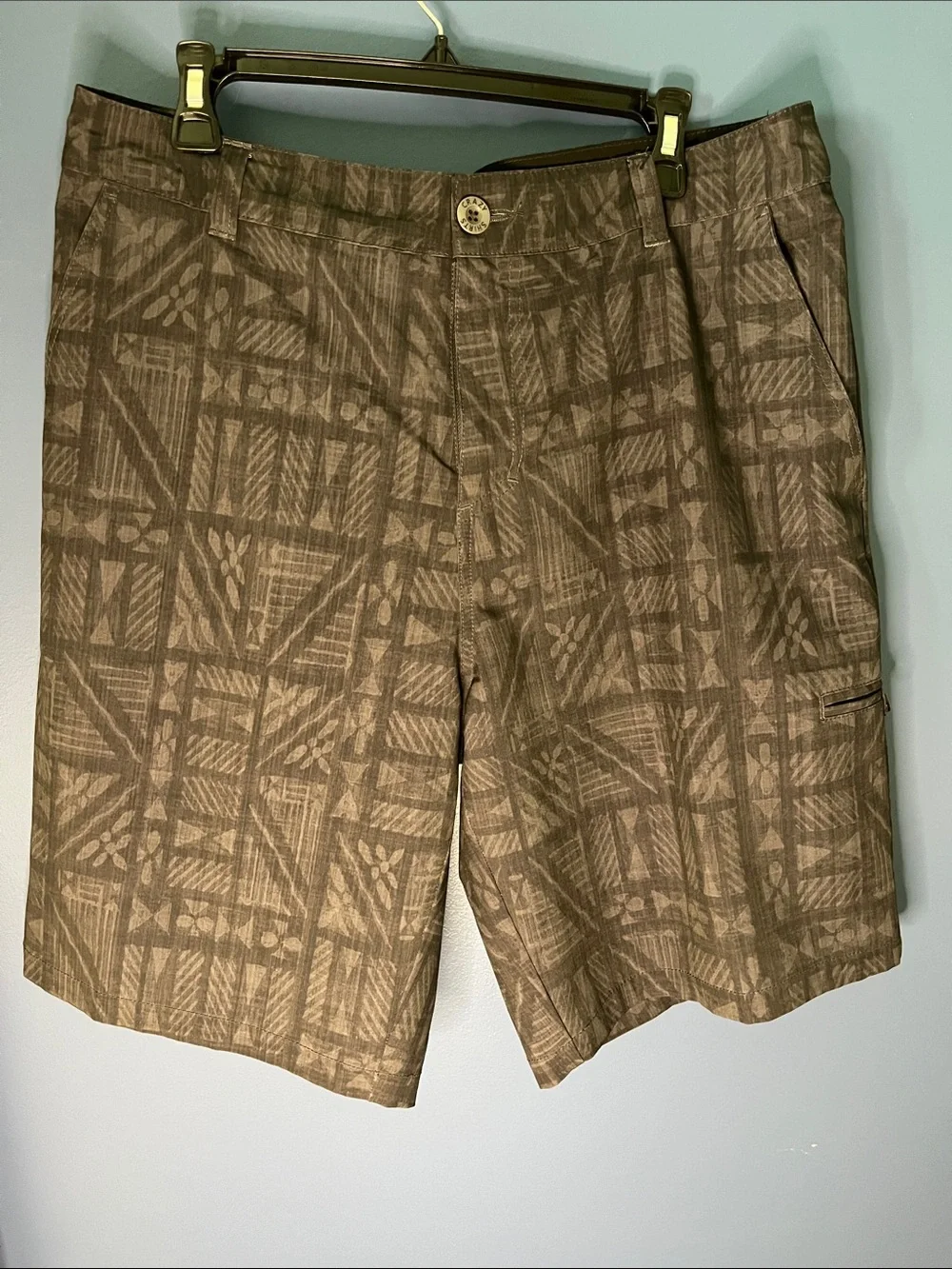 Crazy shirts brand, coconut poly/spandex gray/black patterned men shorts, golf